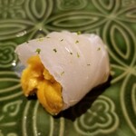 馳走 啐啄一十  - ⑪真子鰈(山口県岩国産、寝かせ日数聞き忘れ)、赤雲丹(佐賀県唐津産)巻き
      産卵期は冬～春、旬は初夏～初秋
      脂のりも良いですし、甘みと旨みも◯
      唐津の赤雲丹は旨み&甘みが一段深い