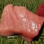 馳走 啐啄一十  - ⑬本鮪中トロ(北海道戸井産、やま幸、145kg、延縄)
      日本近海本鮪特有の薫り、微かな酸みと軽やかでもトロッとくる脂の旨み。
      個人的には大トロよりも好きです