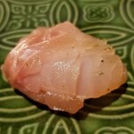 馳走 啐啄一十  - ⑭金目鯛(静岡県駿河湾産、サスエ前田魚店、5日寝かせ)
      産卵期は夏、旬は秋～晩冬
      産卵後で旬を外れ、脂のりは穏やか
      それでも寝かせにより旨みと甘みに奥行きが出ています。