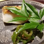 馳走 啐啄一十  - ⑮炭火焼き白甘鯛(山口県上関産、6日寝かせ)、万願寺唐辛子
      白甘鯛と赤甘鯛は皮の旨みに最も違いがあるのですが、その違いが際立つ様に焼き上げるのが難しい！