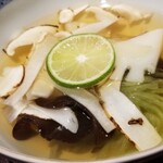 馳走 啐啄一十  - ⑯松茸(北海道十勝岳産)、緑竹(鹿児島県産)、木耳(岡山県美作産)、針蓮芋、真昆布&いりこ、鰹節、鯖節、あご節の出汁のお椀
      夏が旬の緑竹！初めて頂きました。
      お出汁は極上の味わい。