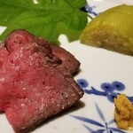 馳走 啐啄一十  - ⑰炭火焼き薄切り榊山牛ロース(未経産雌牛、広島県熊野産、32ヶ月以上の長期生体熟成)
      榊山牛は脂の融点が低く口溶けが滑らかで後味がスッキリしています。
      それでも私には肉の味わいが強いかも。