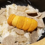 馳走 啐啄一十  - ⑱夏トリュフご飯、毛蟹入り、北紫雲丹(北海道産)載せ
      夏トリュフの華やかで艶やかな薫りが立ち昇って来ます。