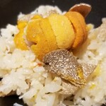馳走 啐啄一十  - ⑱夏トリュフご飯、北紫雲丹(北海道産)載せ
      北紫雲丹の産卵期は秋、旬は春～秋
      トリュフご飯に品のある甘みが合わさります。