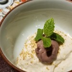 馳走 啐啄一十  - ⑲白胡麻プリンの小豆餡載せ
      モチモチぶるぶるな食感と控えめな甘さ。
      滑らかな口溶け。
      こし餡も溶ける様な円やかさ。
      白胡麻の香りが宴の終演を彩ります。