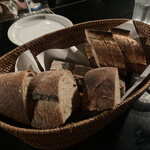 ベーカリー&レストラン 沢村 - パンの盛り合わせは、コペルト350円にインクルーズ。