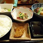 Washoku Izakaya Toukimaru - ある日の「日替わり定食」。右手前のみそ汁がフレームアウトしてすまぬ。