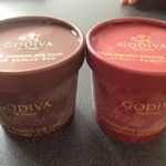 GODIVA - ミルクチョコレートチップ&ストロベリーチョコレートチップ