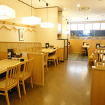 Sushiya Ginzou - 総席数１０２席　店内は明るく清潔感があります。