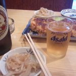 瓶ビールと名物メンチカツとハムカツのハーフ（1枚ずつ）