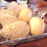 アンフォラ - パン盛り合わせ（おかわり自由）一人￥２００