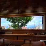鮨おおね田 - カウンター席からの眺め。奥に見えるは噴火湾。