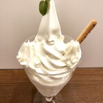 ミルク&パフェ よつ葉ホワイトコージ - よつ葉の白いパフェ