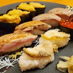 Sushi domuburi nomise kuukai - 手前から、つぶ貝、炙りまぐろ、三陸産うに