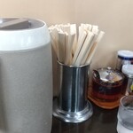 とらや分店 村田や - 中央の大テーブルはコロナ対策で仕切りがされてやした！