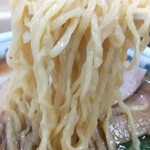 とらや分店 村田や - 手打ち平打ち縮れ麺はコシが有り、スープが絡んで旨いねぇ‼️