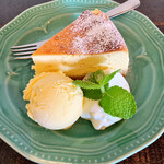 ザズ プランテ エ カフェ - 奥さんの手作りチーズケーキ☆美味
      全てが美味い一皿でした　プラス100円でアイス