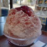 きせ川 光来堂 - 横からのかき氷 苺ミルク