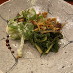 滋味 康月 - たらの芽と新ゴボウの炊いたもの。鯉の鱗の唐揚げにしたものをふりかけ。サクサクとクリスピー♫