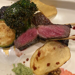 滋味 康月 - 付け合わせのお野菜も美しく♡いい具合のレア感。