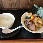 麺創 なな家 - 豆腐とモロヘイヤのすり流し冷しつけ麺 1000円
      （トッピングデラックス 400円）