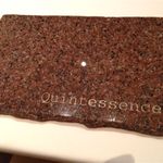 カンテサンス - ロゴ入りの石のプレート