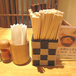 Daifuku Udon - 卓上には一味のみ。福岡のうどんチェーンによくある、天かす・ネギ取り放題のシステムではありません。