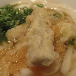 Daifuku Udon - ごぼうの天ぷら(通称ごぼ天)は3本。太目の縦割りの衣揚げで食べ応えがあります。