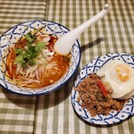 ティーヌン - トムヤムクンラーメン＆ガパオライスのセット