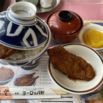 敦賀ヨーロッパ軒 - パリ丼ごはん大盛り、味カツ一枚、味噌汁、でっかいおしんこ。