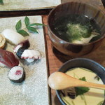 Shima sushi - お昼はにぎりにお吸い物と茶碗蒸しが付く