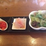 Choraku Yamu Umin - お昼のランチ：カレーランチの前菜。。左から、福神漬・鯛のカルパッチョ・サラダ。。。カルパッチョがハンパ無く美味しかった・・・(^O^)b