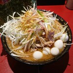 ラーメン 厚木家 - ネギチャーシュー中盛りとウズラ