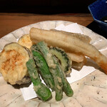 手打ちそば やっ古 - ✔︎ 本日のオススメ「野菜の天ぷら」（小）
衣が薄く、素材の味を大切にしている天ぷら。
良き。