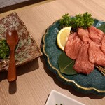 やきにく熟成肉のおおやま - 牛タン950円とネギ100円