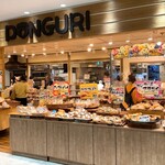 どんぐり - 【2020年06月】店舗外観、ほどよく距離を取りながらもお客さんが切れることなくやってきます。