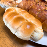 どんぐり - 【2020年06月】ちくわパン＠150円、既にカットされてたけど見た目は変わらず。。