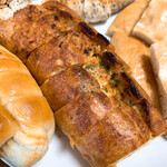 どんぐり - 【2020年06月】ガーリックフランス＠150円、既にカットされてます。