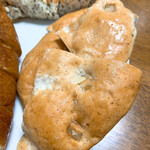 どんぐり - 【2020年06月】マカダミア岩塩＠155円、本来は円盤状の商品ですが、写真は4分割にカットされ、皿に乗せるために重ねられてます（分かりにくくてスイマセン）。