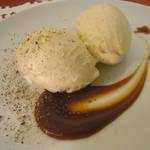 トラットリア 29 - 「ヘーゼルナッツのジェラート　塩キャラメルソースで」：深いローストによって得られる人懐っこい香り！