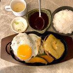 LOOP HAMBURG - メガダブルサイズ エッグとチーズ半分ずつ ソース別 ご飯大盛り