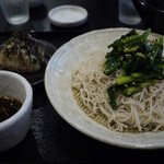 蕎麦人 - 料理写真:にら蕎麦（大盛り）と、たぬきおにぎり