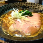 麺屋 燦鶴 - 上にのってるのは、チャーシュー、小松菜、支那竹、刻み葱。