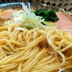 麺屋 燦鶴 - これが今回初めていただく「中華そばの麺」です。「翔○」さんの低加水パツパツ麺を想像していたのですが違いました。「前橋タンメンの麺」系統の中細麺です。この麺がこのスープに合っちゃうんだよな。スゴく良い。