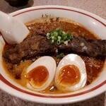 Shinasoba Nikaidou - 赤そば(800円)+煮玉子(100円)+ナンコツ(250円)