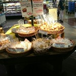 パン工場 - 料理写真:平台 パンコーナー