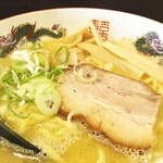 PORTO - 濃厚な鶏骨スープに食べ応え十分な中太麺。
チャーシューも美味いし、たっぷりメンマも嬉しい。