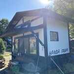 Handa Famu - 駐車場から一番近い小屋がソフトクリーム