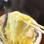 PORTO - 麺は中太麺。少し茹で過ぎかなぁと思いましたが、濃厚スープがまとわりついて美味い。食べ応えがあります。