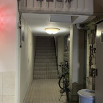 ダイニング 松っちゃん - この階段を上り2階へ…